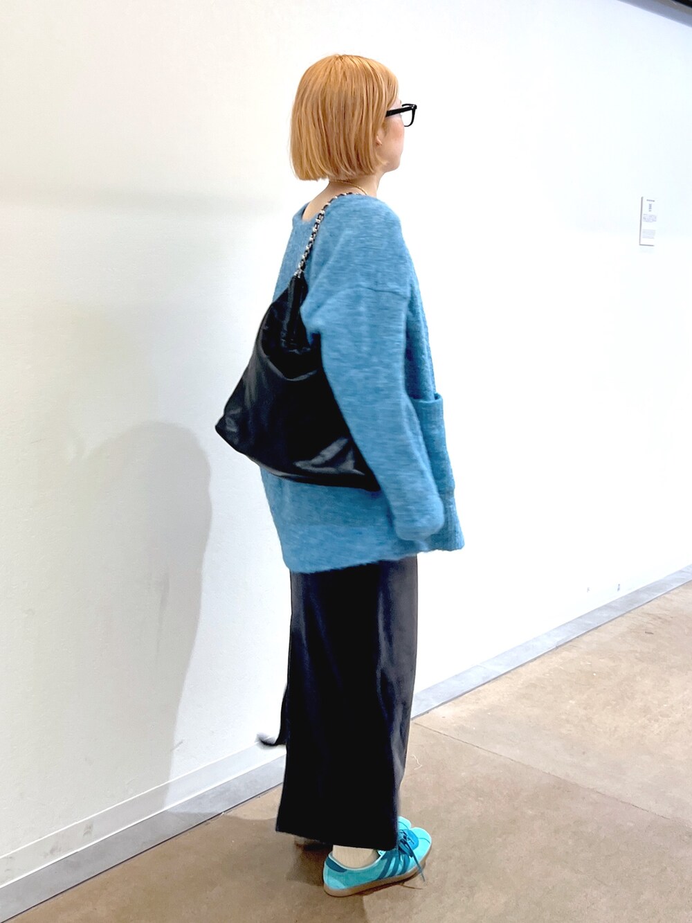 グレー系のワンピース、ブルー系のカーディガン/ボレロ、ブラウン系のトートバッグを着用したレディースの秋コーディネートの3枚目の写真