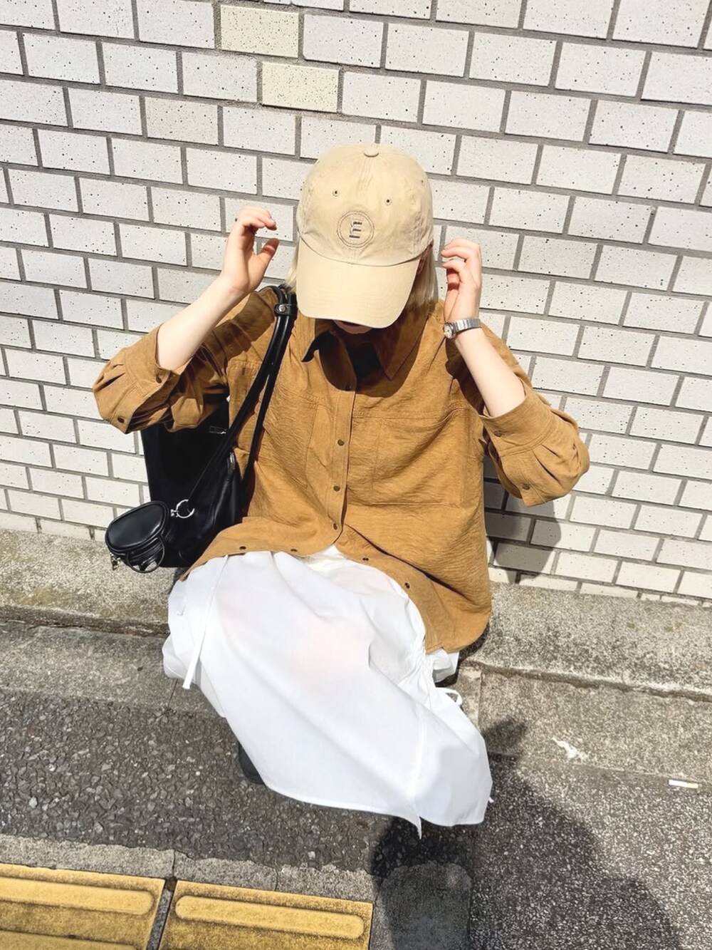 ベージュ系のシャツ/ブラウス、ホワイト系のスカートを着用したレディースの秋コーディネートの5枚目の写真