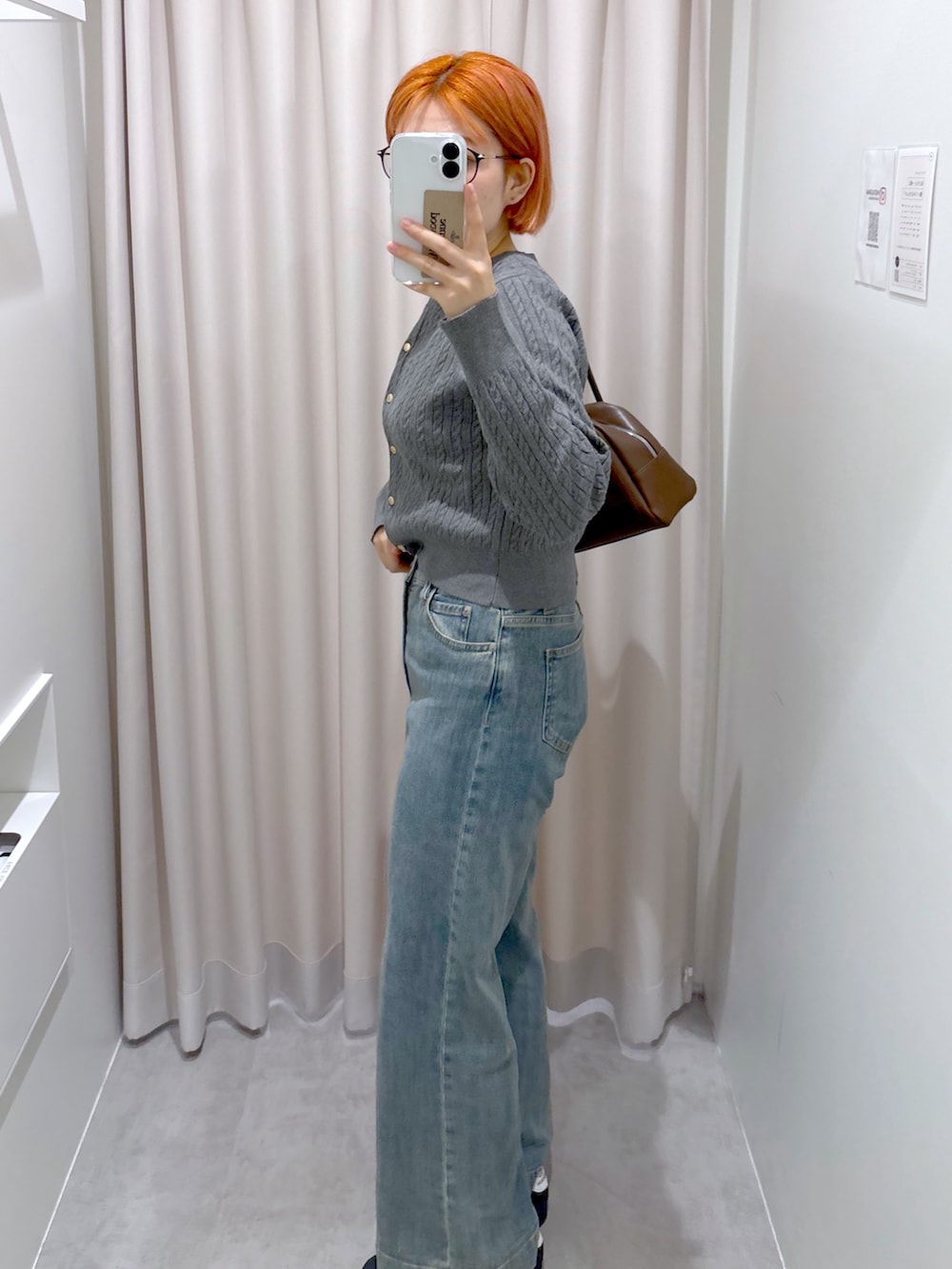 グレー系のカーディガン/ボレロ、ブルー系のデニムパンツを着用したレディースの秋コーディネートの3枚目の写真