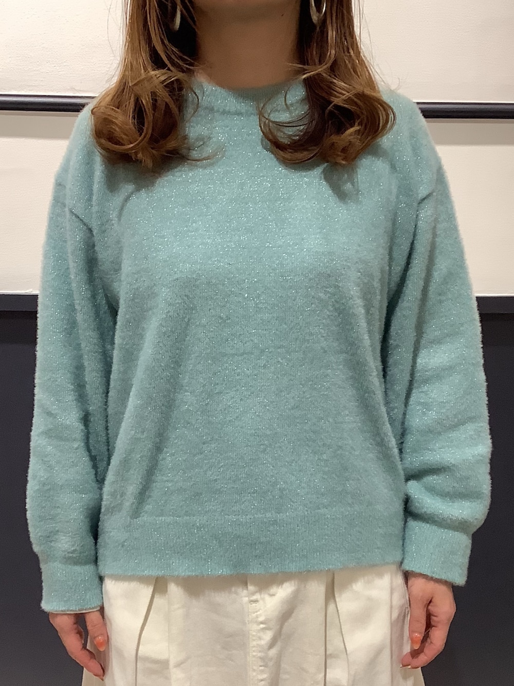 ブルー系のニット/セーターを着用したレディースの冬コーディネートの3枚目の写真