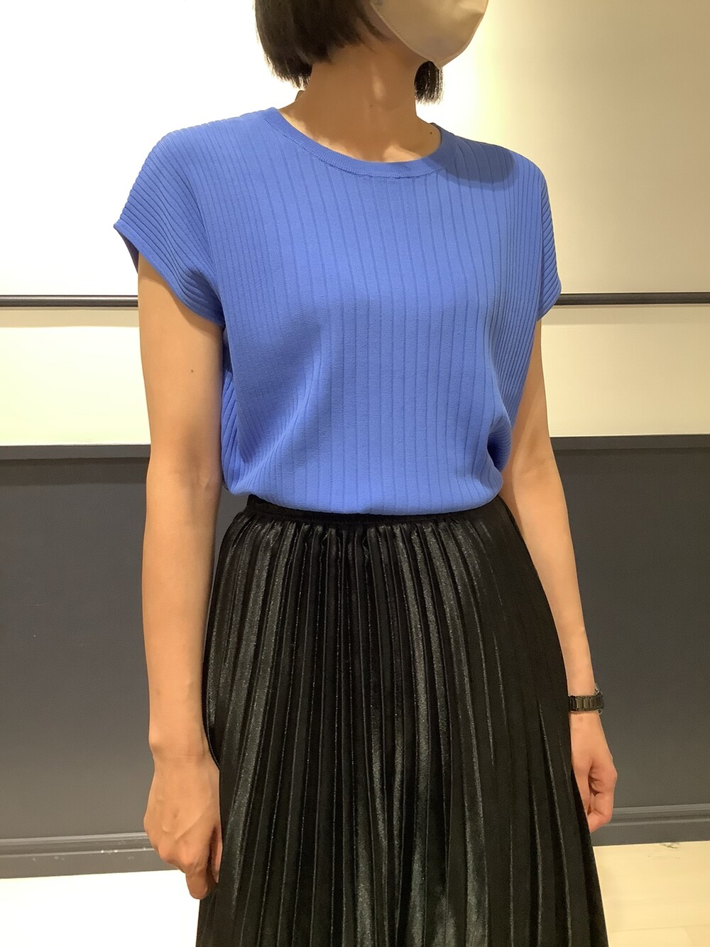 ブルー系のニット/セーターを着用したレディースの夏コーディネートの2枚目の写真