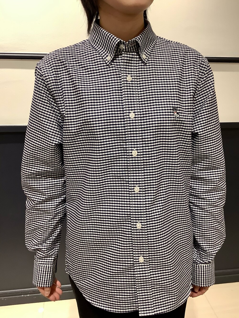 ブルー系のシャツ/ブラウスを着用したレディースの秋コーディネートの2枚目の写真