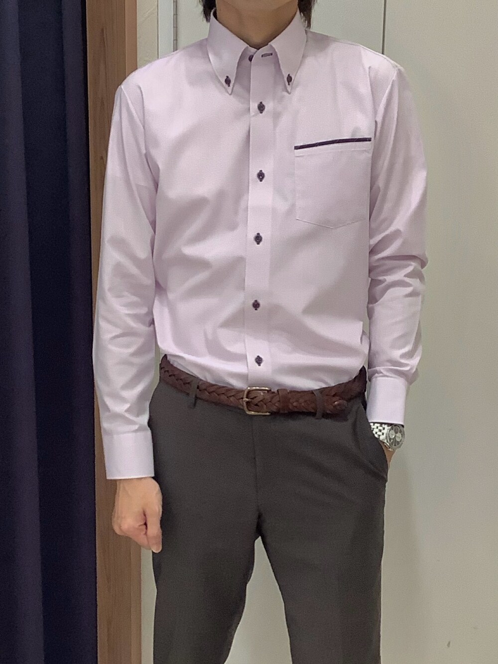 パープル系のビジネスシャツを着用したメンズの秋コーディネートの2枚目の写真