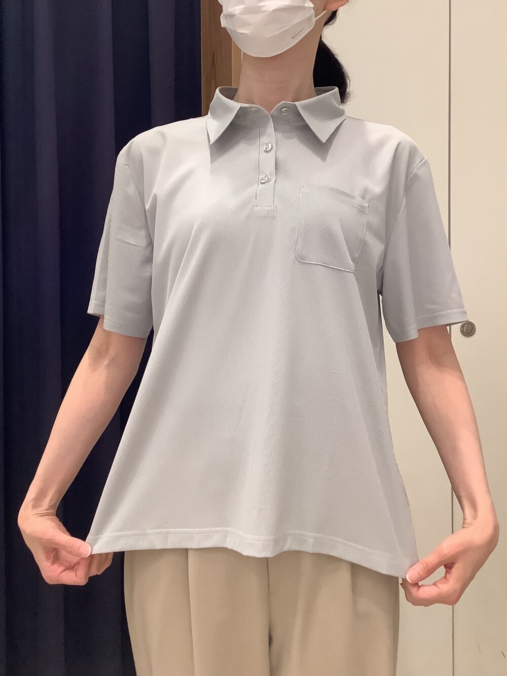 グレー系のビジネスシャツを着用したレディースの春コーディネートの2枚目の写真