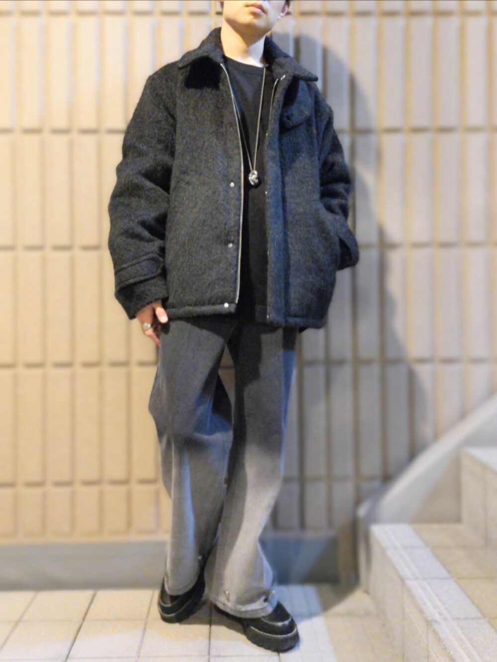 ブラック系のブルゾン、ブラック系のTシャツ/カットソー、ブラック系のその他パンツを着用したメンズの冬コーディネートの2枚目の写真