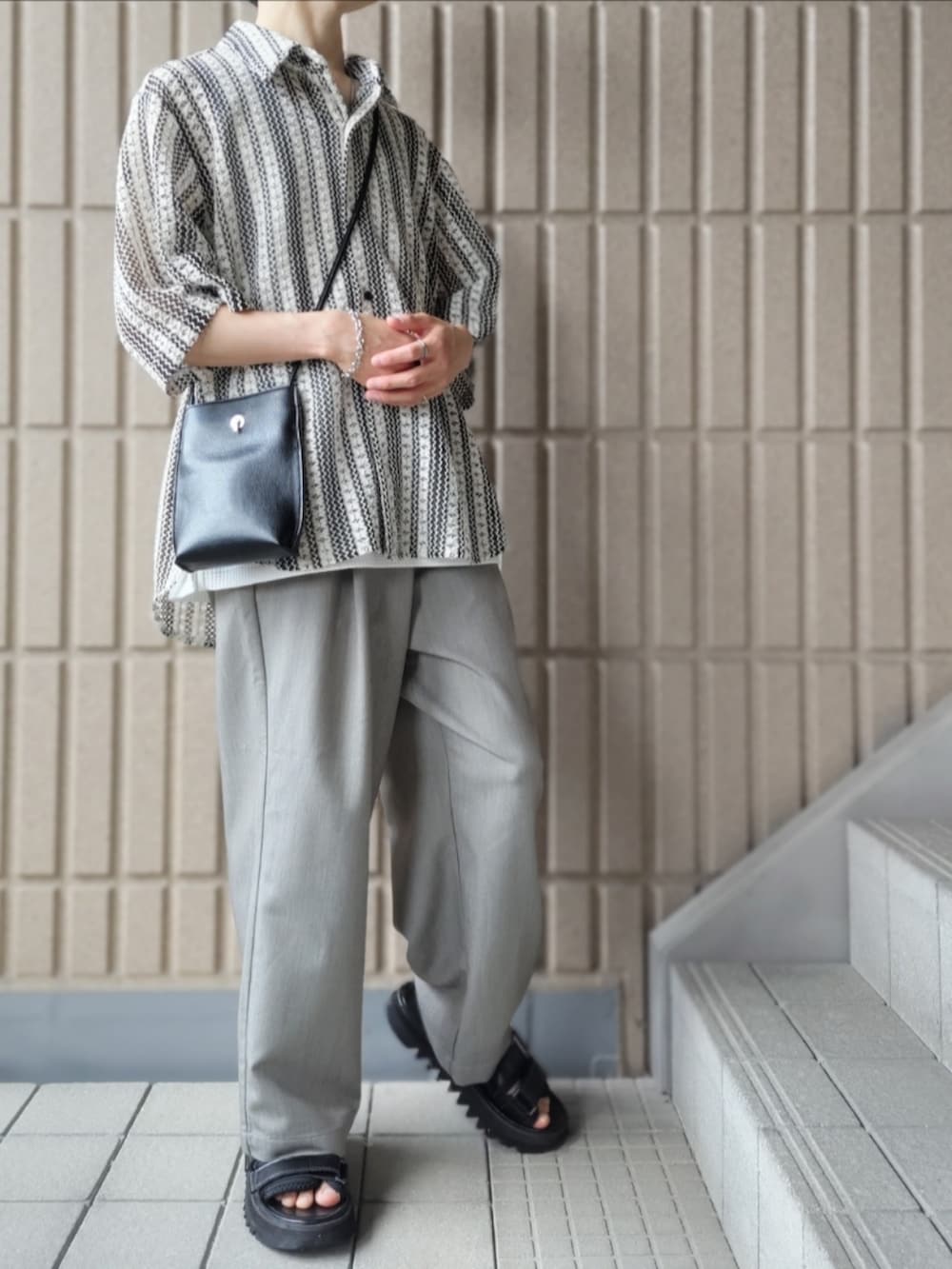 ホワイト系のシャツ/ブラウス、ホワイト系のタンクトップ、グレー系のスラックスを着用したメンズの夏コーディネートの2枚目の写真