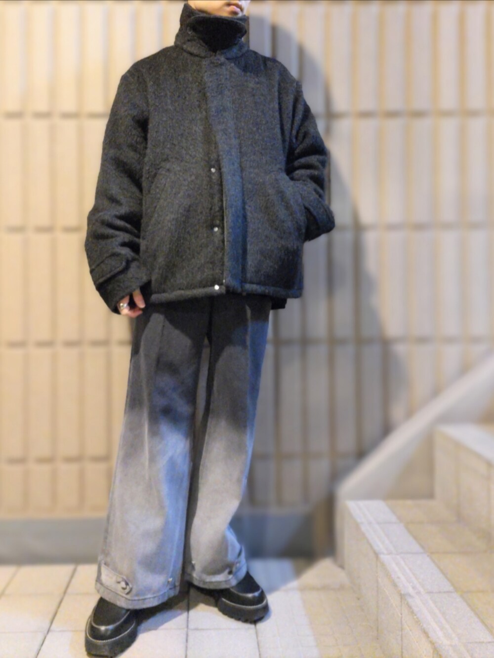 ブラック系のブルゾン、ブラック系のTシャツ/カットソー、ブラック系のその他パンツを着用したメンズの冬コーディネートの5枚目の写真