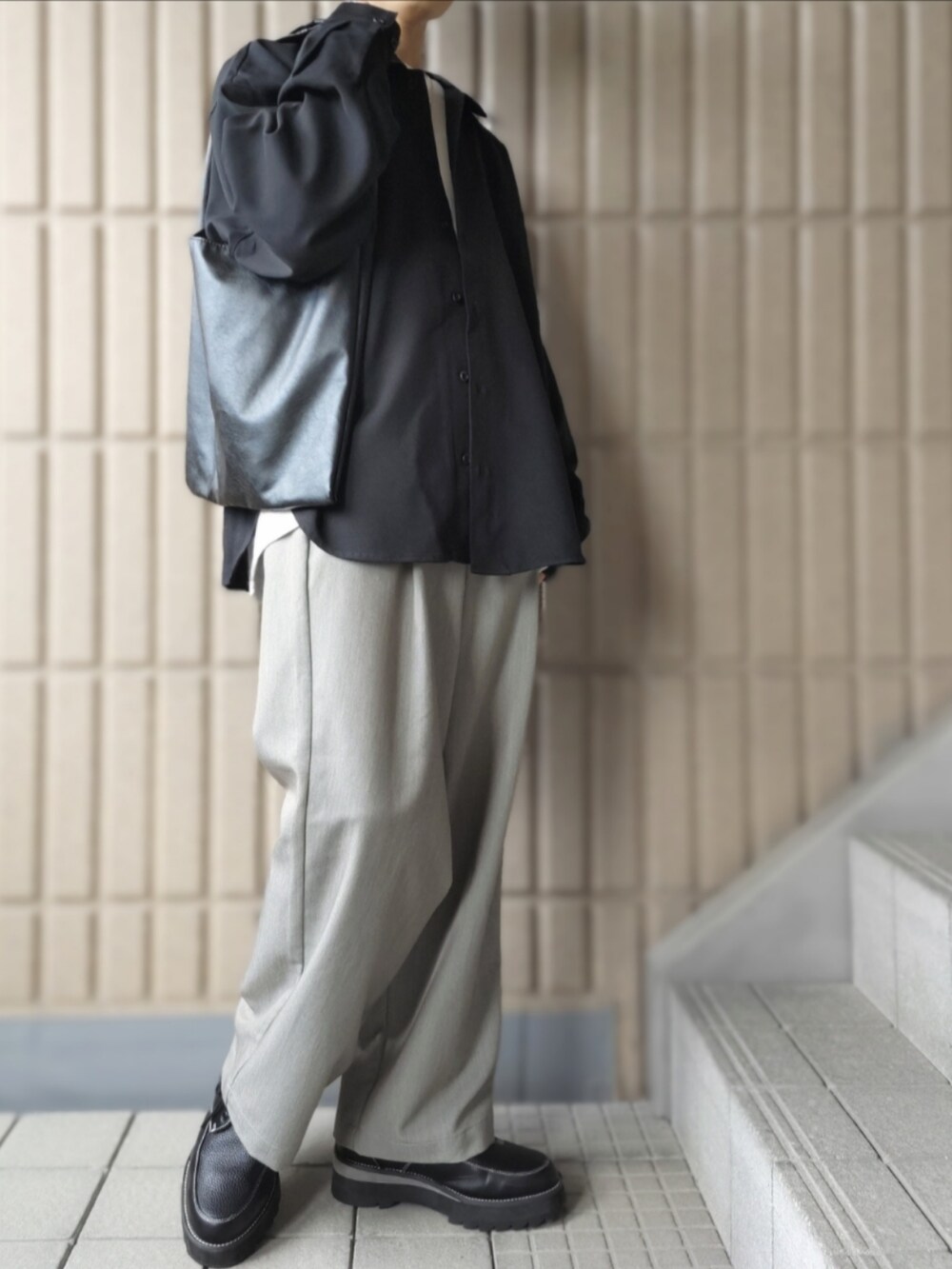 ブラック系のシャツ/ブラウス、ホワイト系のTシャツ/カットソー、グレー系のスラックスを着用したメンズの秋コーディネートの3枚目の写真