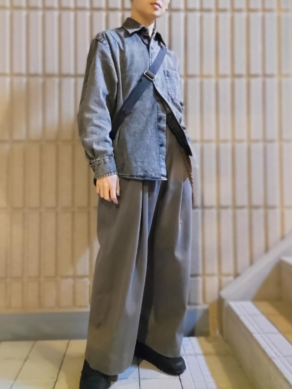 ブラウン系のシャツ/ブラウス、グレー系のその他パンツ、ブラック系のスニーカーを着用したメンズの秋コーディネートの2枚目の写真