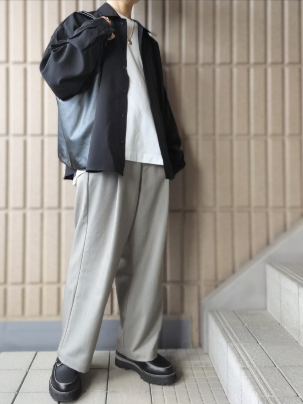 ブラック系のシャツ/ブラウス、ホワイト系のTシャツ/カットソー、グレー系のスラックスを着用したメンズの秋コーディネートの2枚目の写真