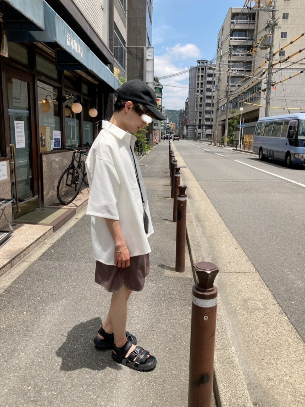 ホワイト系のシャツ/ブラウス、ホワイト系のTシャツ/カットソー、ブラウン系のパンツを着用したメンズの夏コーディネートの3枚目の写真