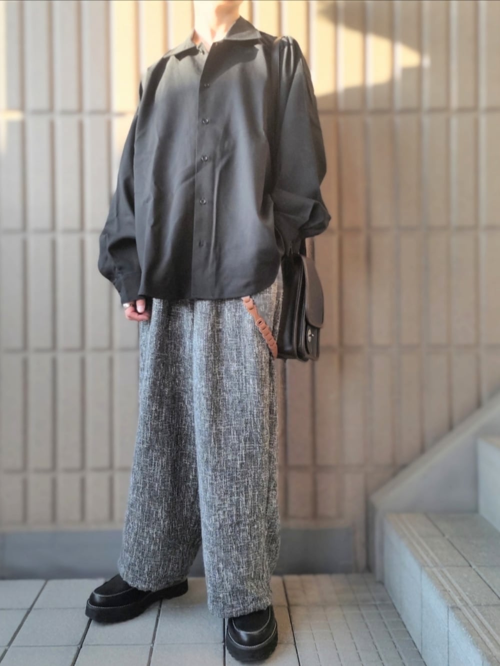 ブラック系のシャツ/ブラウス、ブラック系のその他パンツ、ブラック系のドレスシューズを着用したメンズの秋コーディネートの2枚目の写真