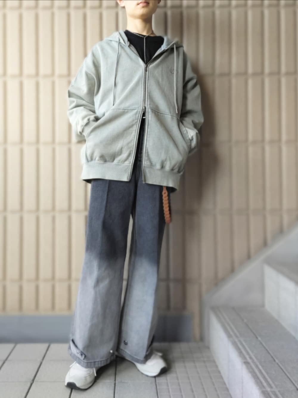 グレー系のパーカー、ブラック系のTシャツ/カットソー、ブラック系のその他パンツを着用したメンズの冬コーディネートの2枚目の写真