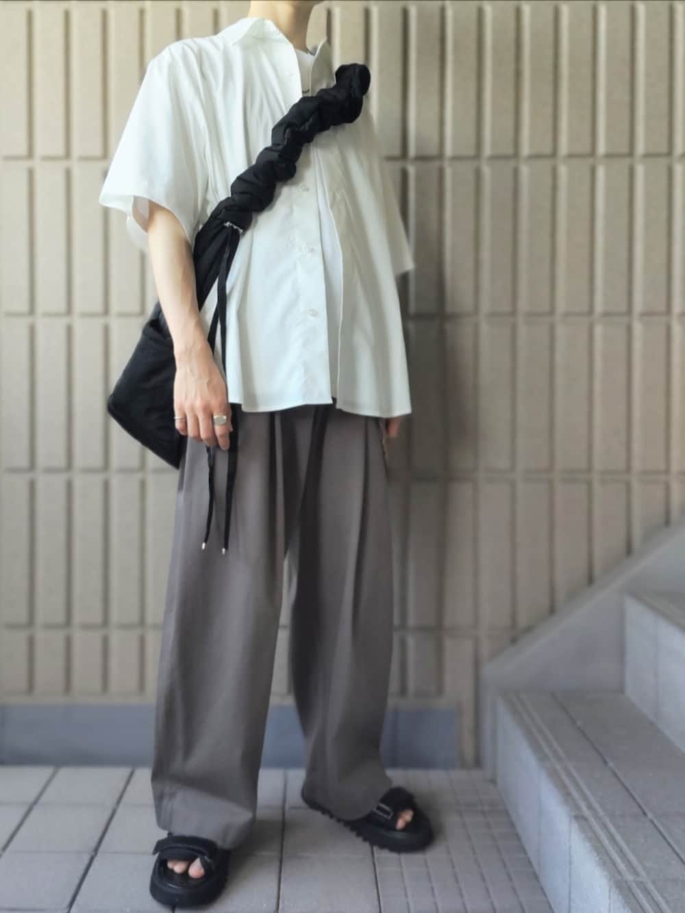 ホワイト系のシャツ/ブラウス、ホワイト系のTシャツ/カットソー、グレー系のその他パンツを着用したメンズの夏コーディネートの2枚目の写真