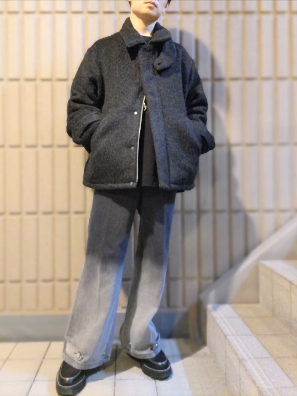 ブラック系のブルゾン、ブラック系のTシャツ/カットソー、ブラック系のその他パンツを着用したメンズの冬コーディネートの4枚目の写真