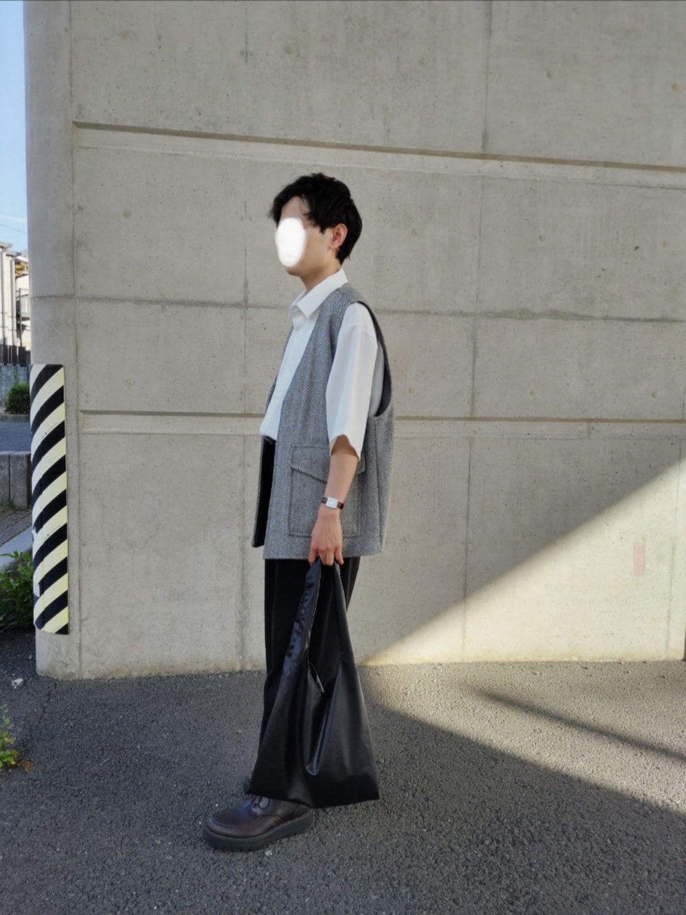 ホワイト系のシャツ/ブラウス、グレー系のベスト、ブラック系のデニムパンツを着用したメンズの秋コーディネートの2枚目の写真