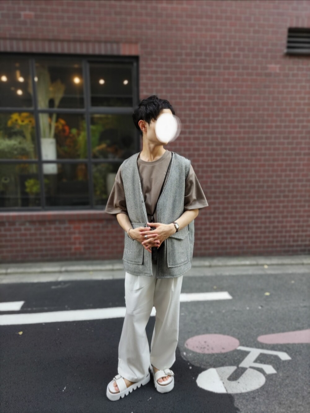 ブラック系のTシャツ/カットソー、グレー系のベスト、ベージュ系のスラックスを着用したメンズの夏コーディネートの2枚目の写真