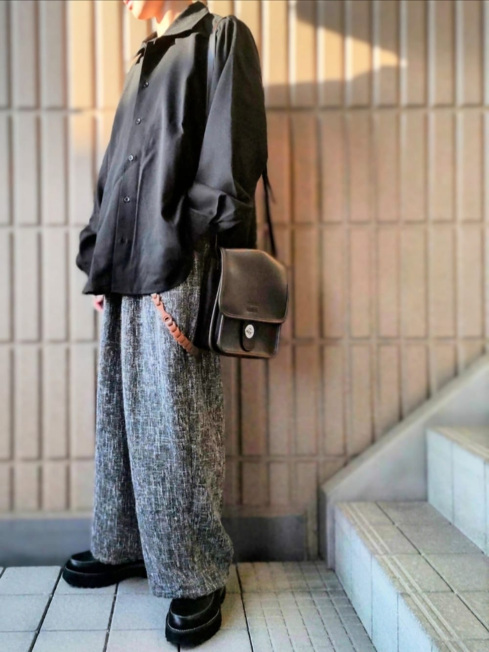 ブラック系のシャツ/ブラウス、ブラック系のその他パンツ、ブラック系のドレスシューズを着用したメンズの秋コーディネートの3枚目の写真