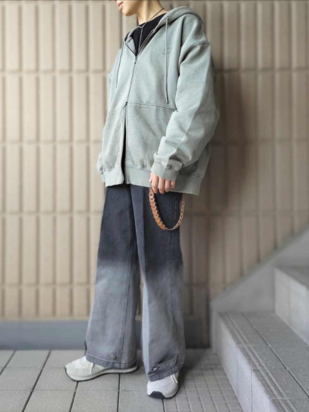 グレー系のパーカー、ブラック系のTシャツ/カットソー、ブラック系のその他パンツを着用したメンズの冬コーディネートの5枚目の写真