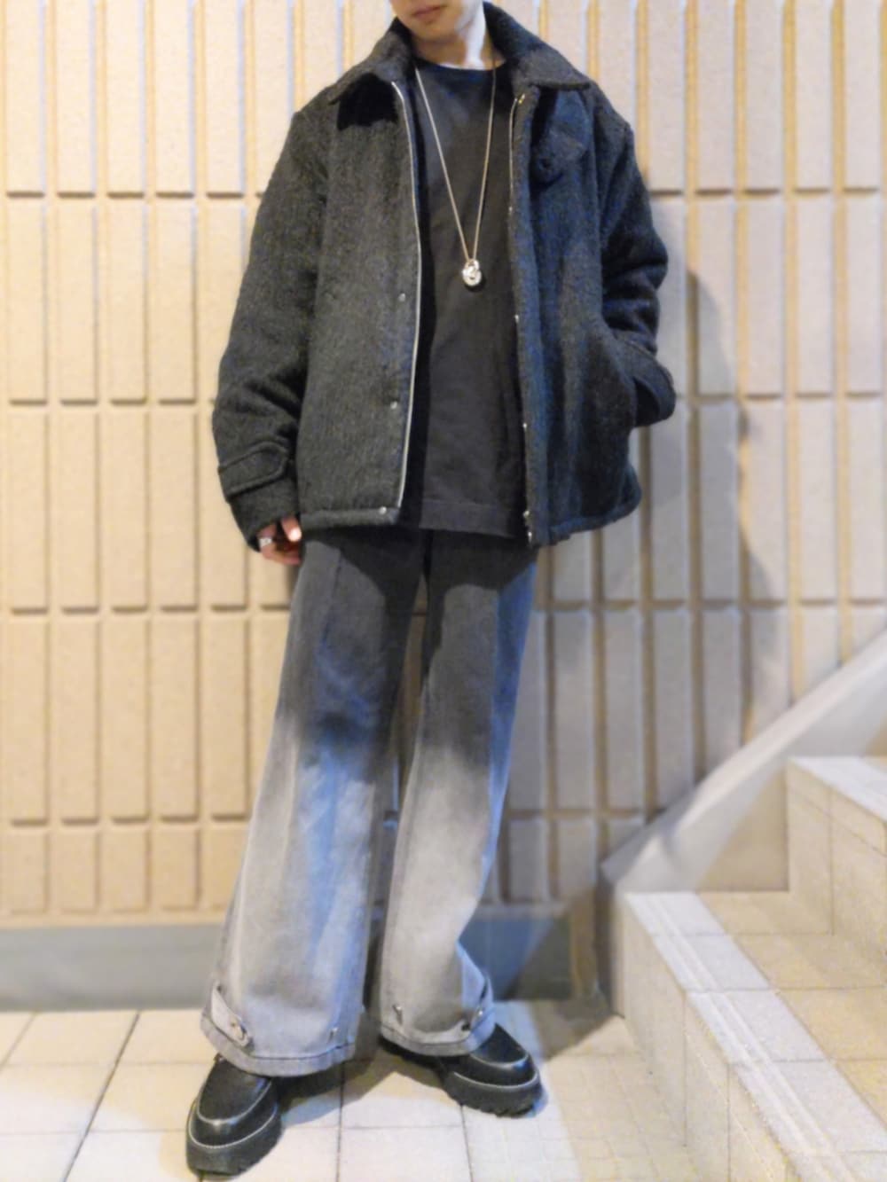 ブラック系のブルゾン、ブラック系のTシャツ/カットソー、ブラック系のその他パンツを着用したメンズの冬コーディネートの3枚目の写真