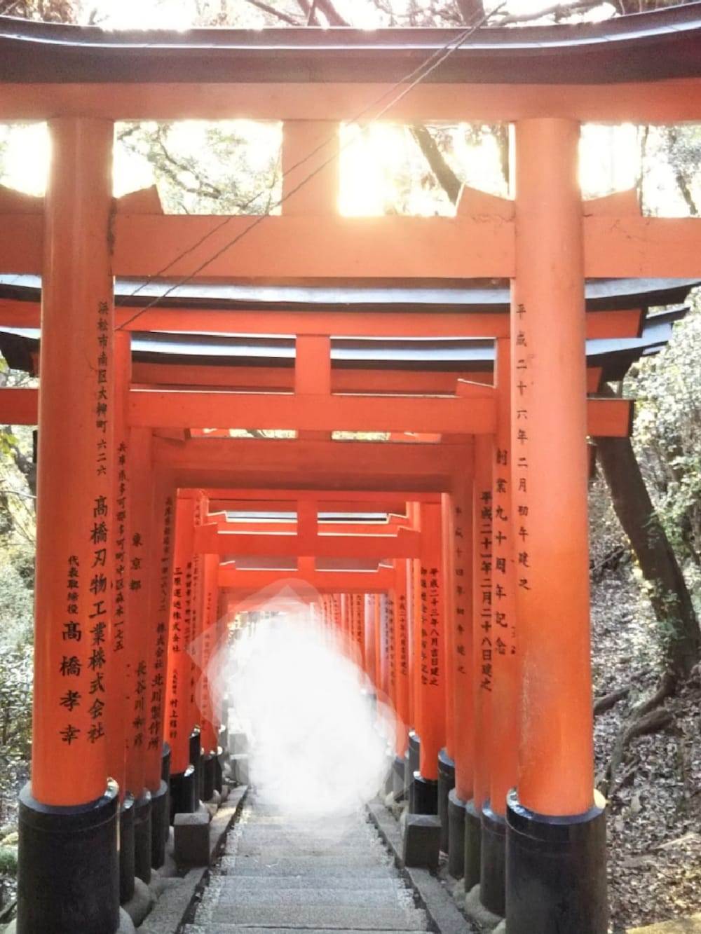 オレンジ系のカーディガン/ボレロ、グレー系のシャツ/ブラウス、グレー系のその他パンツを着用したメンズの冬コーディネートの4枚目の写真