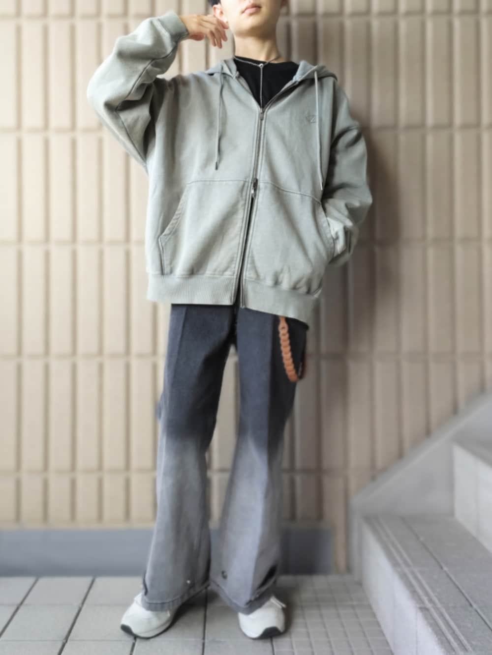 グレー系のパーカー、ブラック系のTシャツ/カットソー、ブラック系のその他パンツを着用したメンズの冬コーディネートの3枚目の写真