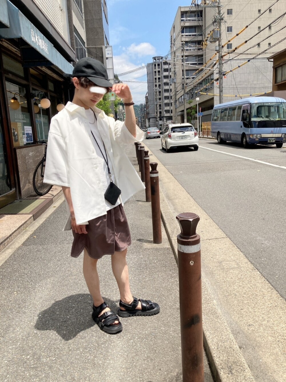 ホワイト系のシャツ/ブラウス、ホワイト系のTシャツ/カットソー、ブラウン系のパンツを着用したメンズの夏コーディネートの2枚目の写真