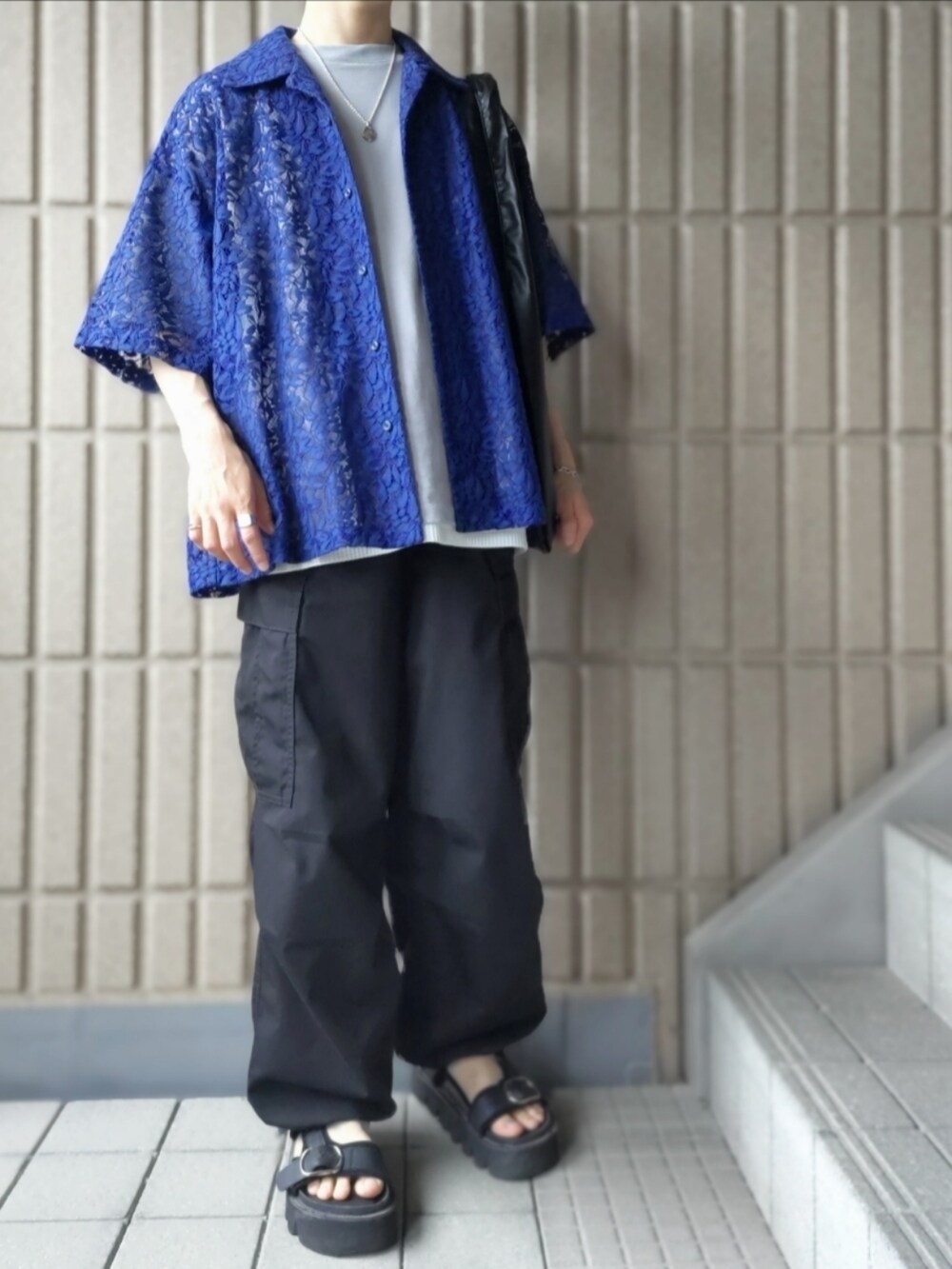 ブルー系のシャツ/ブラウス、グレー系のTシャツ/カットソー、ホワイト系のタンクトップを着用したメンズの夏コーディネートの2枚目の写真