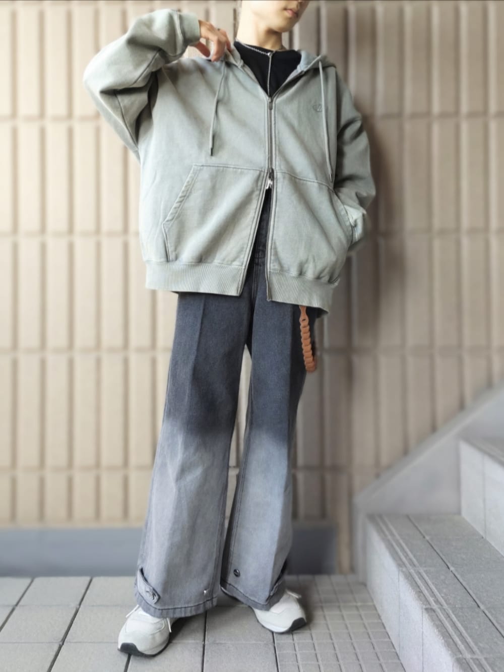 グレー系のパーカー、ブラック系のTシャツ/カットソー、ブラック系のその他パンツを着用したメンズの冬コーディネートの4枚目の写真