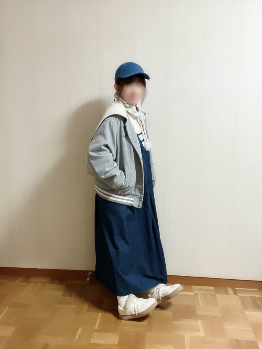 ホワイト系のニット/セーター、グレー系のブルゾン、ベージュ系のスニーカーを着用したレディースの冬コーディネートの2枚目の写真