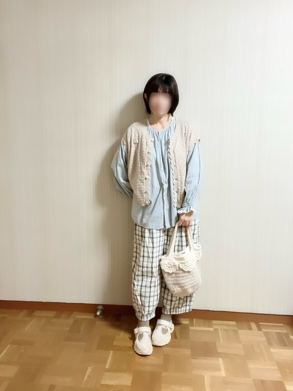 ブラウン系のベスト、ブルー系のシャツ/ブラウス、ホワイト系のその他パンツを着用したレディースの春コーディネートの3枚目の写真