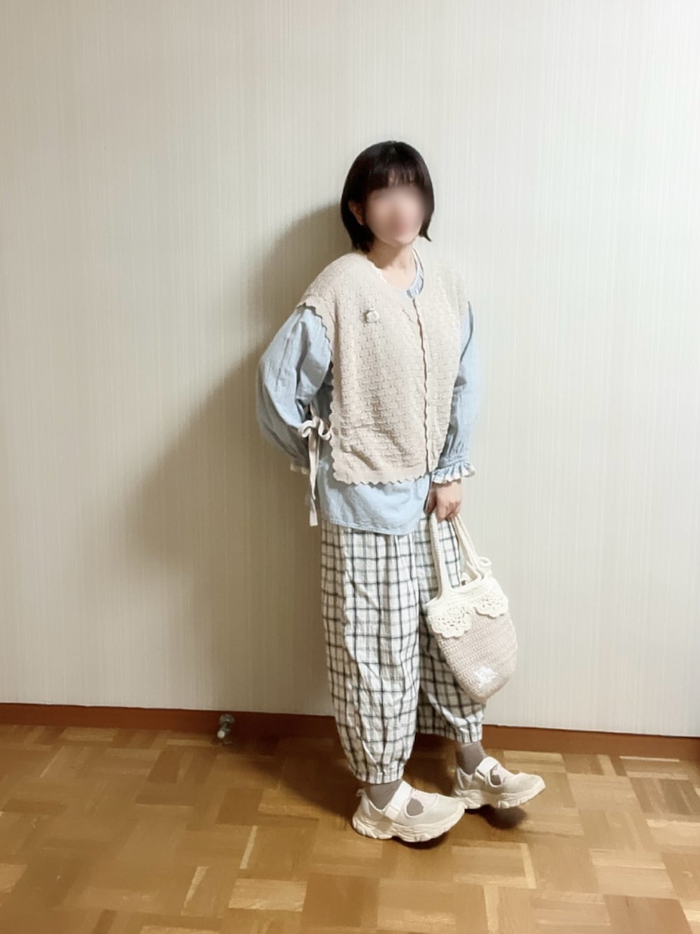 ブラウン系のベスト、ブルー系のシャツ/ブラウス、ホワイト系のその他パンツを着用したレディースの春コーディネートの2枚目の写真