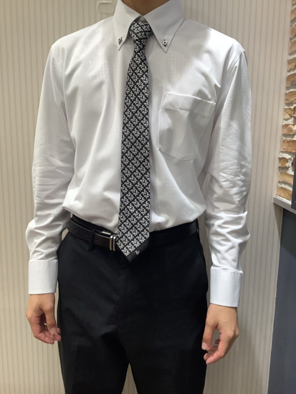 ホワイト系のビジネスシャツを着用したメンズの秋コーディネートの2枚目の写真