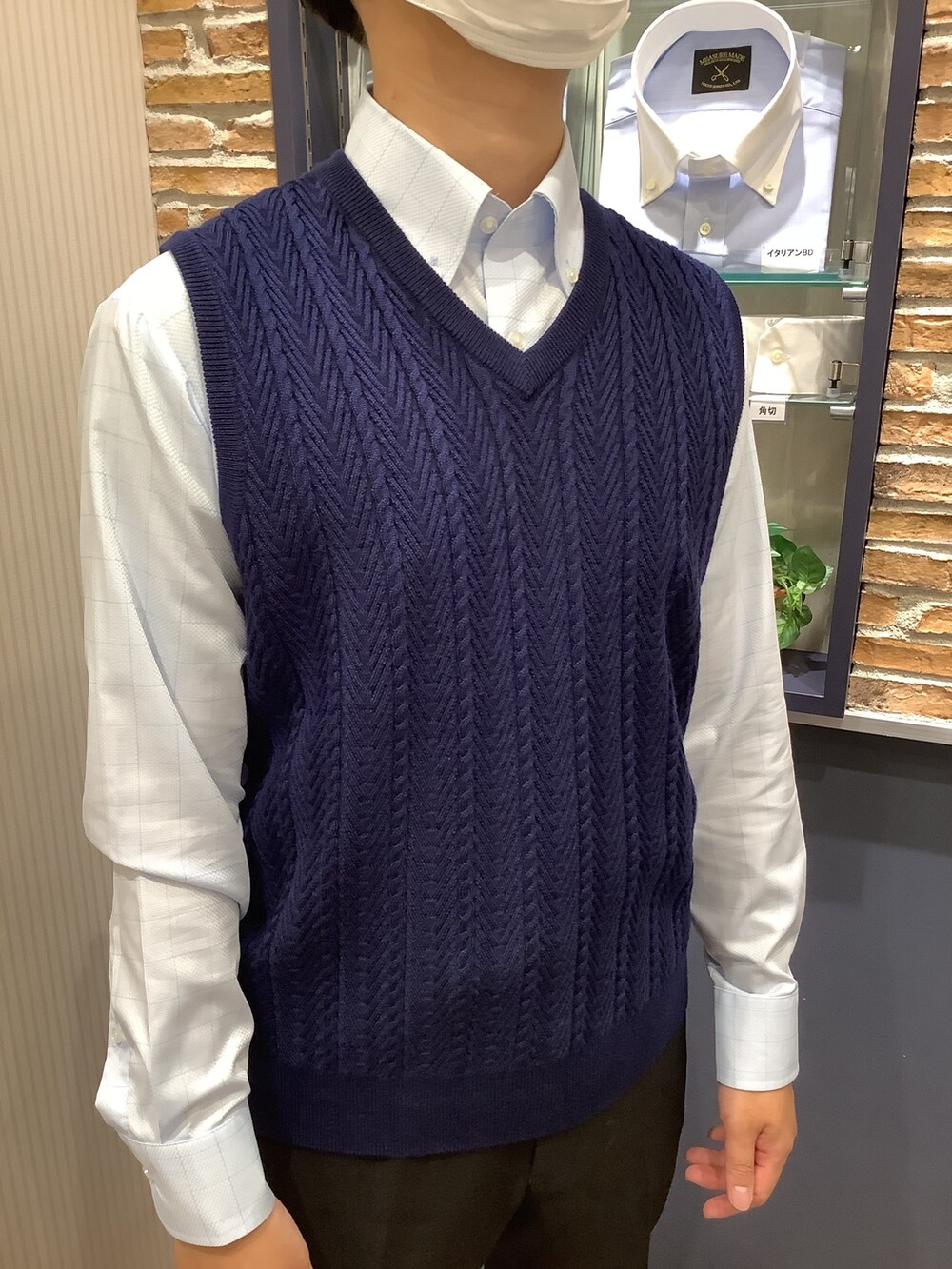 ブルー系のビジネスシャツ、ブルー系のベストを着用したメンズの秋コーディネートの2枚目の写真