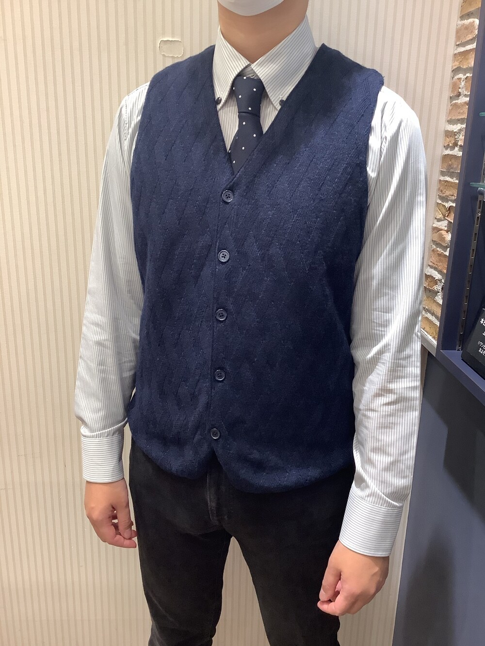 「東京シャツ、BRICK HOUSE by Tokyo Shirts、シャツスタイル、シャツコーデ、ボタンダウンシャツ、ストライプシャツ、長袖シャツ、ジレ、シャツ好き集まれ、通勤コーデ」｜「TOKYO SHIRTSの形態安定ノーアイロン ドゥエボットーニ 長袖ビジネスワイシャツ（ビジネスシャツ、グレー系）」を使った、BRICK HOUSE by Tokyo Shirts 大分アミュプラザ店さん（メンズ・172cm）の冬コーディネートの2枚目の写真