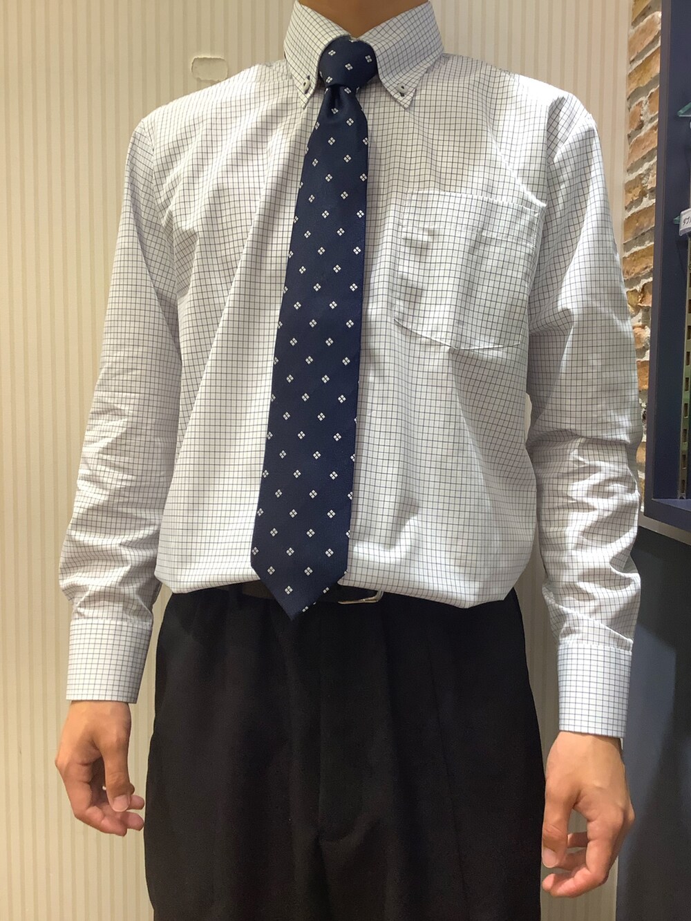 「BRICK HOUSE by Tokyo Shirts、東京シャツ、ブルー、チェック、形態安定、長袖、シンプルコーデ、ノーアイロン」｜「TOKYO SHIRTSの形態安定ノーアイロン ボタンダウン 長袖ビジネスワイシャツ（ビジネスシャツ、ブルー系）」を使った、BRICK HOUSE by Tokyo Shirts 大分アミュプラザ店さん（メンズ・168cm）の夏コーディネートの2枚目の写真