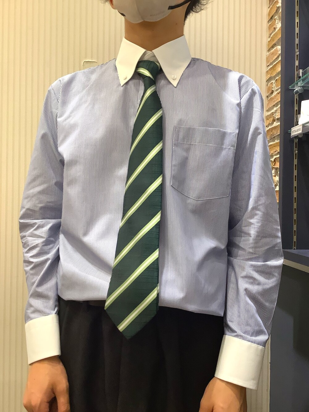 ブルー系のビジネスシャツを着用したメンズの夏コーディネートの2枚目の写真