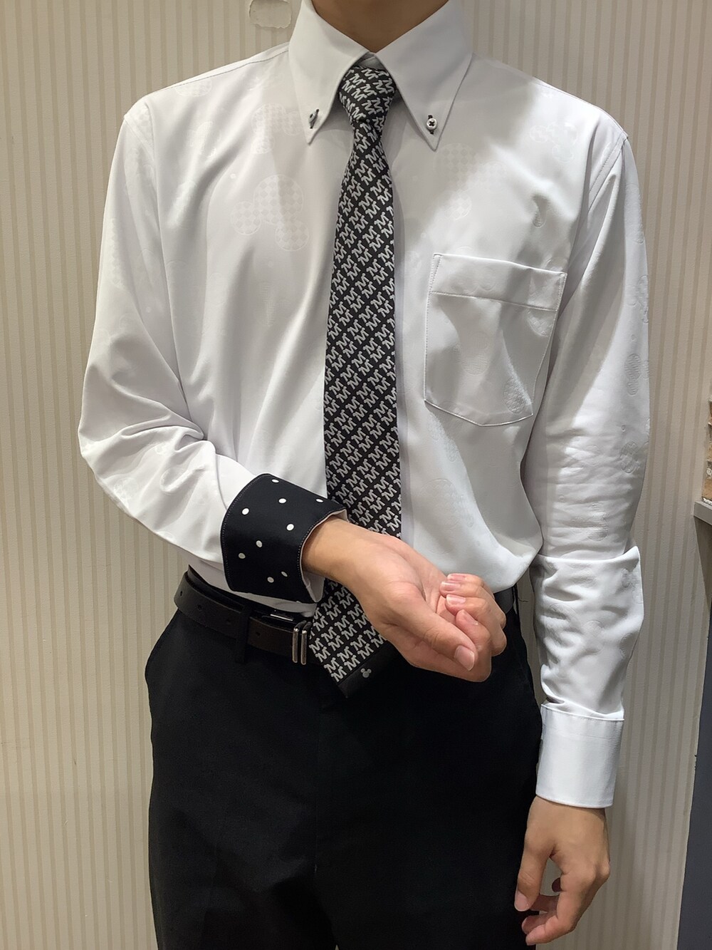 ホワイト系のビジネスシャツを着用したメンズの秋コーディネートの3枚目の写真