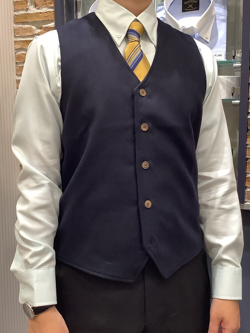 「シャツ綿100%、東京シャツ、BRICK HOUSE by Tokyo Shirts、長袖シャツ、ビジネスコーデ、通勤コーデ、結婚式コーデ、ミントグリーン、ジレ、シャツ好き集まれ」｜「TOKYO SHIRTSの前身布帛 ベーシック ニットジレ（ベスト、ブルー系）」を使った、BRICK HOUSE by Tokyo Shirts 大分アミュプラザ店さん（メンズ・172cm）の秋コーディネートの2枚目の写真