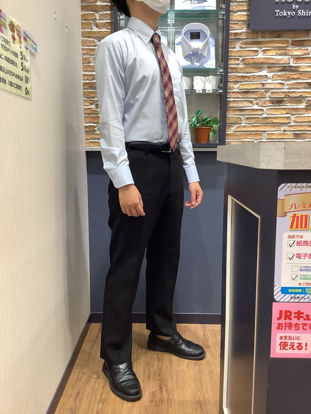 ブルー系のビジネスシャツ、ブルー系のベストを着用したメンズの秋コーディネートの3枚目の写真