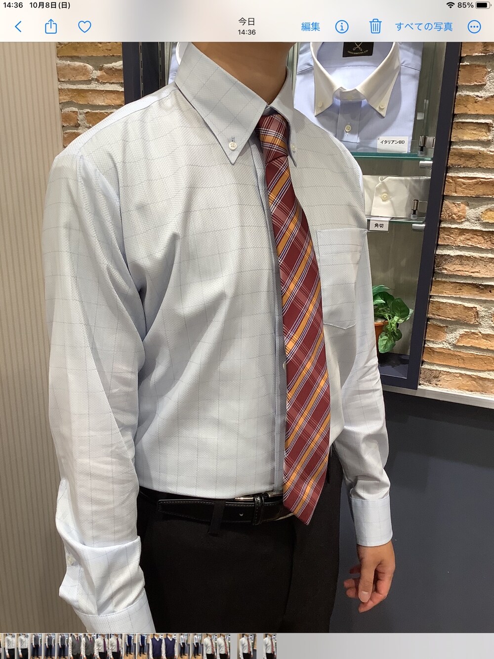 ブルー系のビジネスシャツ、ブルー系のベストを着用したメンズの秋コーディネートの4枚目の写真