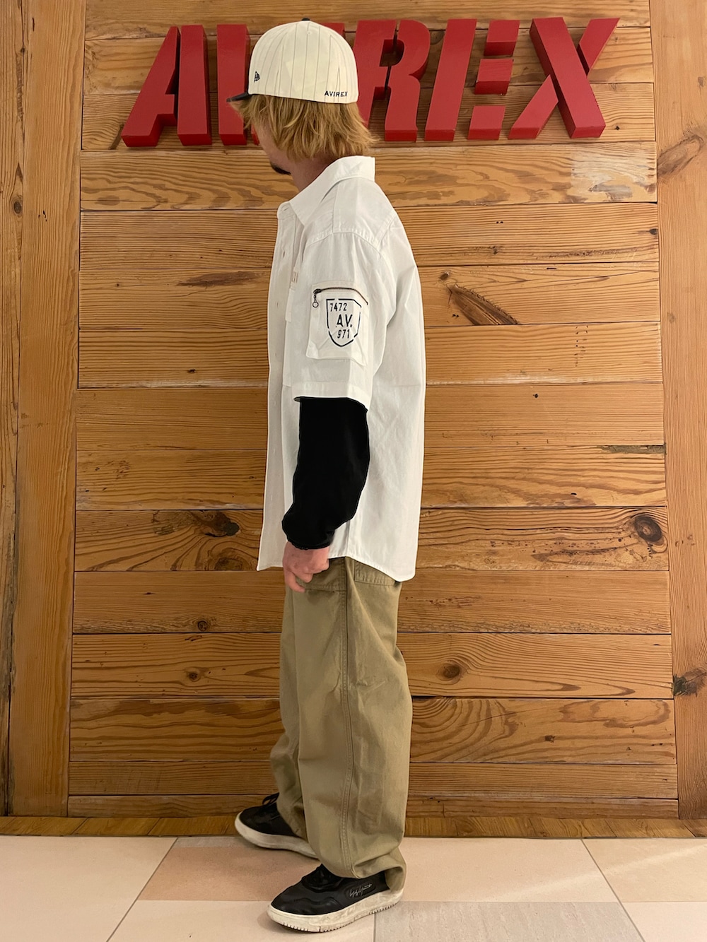 ベージュ系のパンツ、ブラック系のTシャツ/カットソー、ホワイト系のシャツ/ブラウスを着用したメンズの夏コーディネートの2枚目の写真