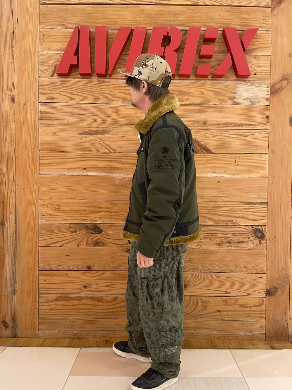 ホワイト系のTシャツ/カットソー、その他のカーゴパンツ、グリーン系のミリタリージャケットを着用したメンズの秋コーディネートの2枚目の写真