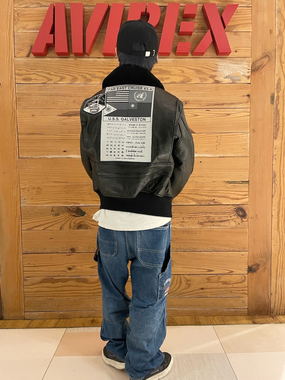 その他のデニムパンツ、ホワイト系のTシャツ/カットソー、ブラック系のミリタリージャケットを着用したメンズの秋コーディネートの3枚目の写真