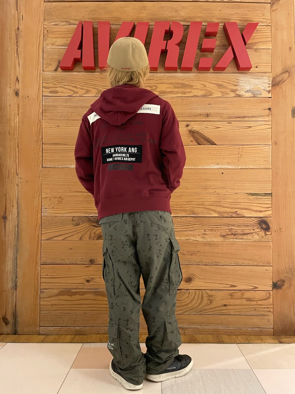 レッド系のパーカー、ホワイト系のTシャツ/カットソー、その他のカーゴパンツを着用したメンズの夏コーディネートの3枚目の写真