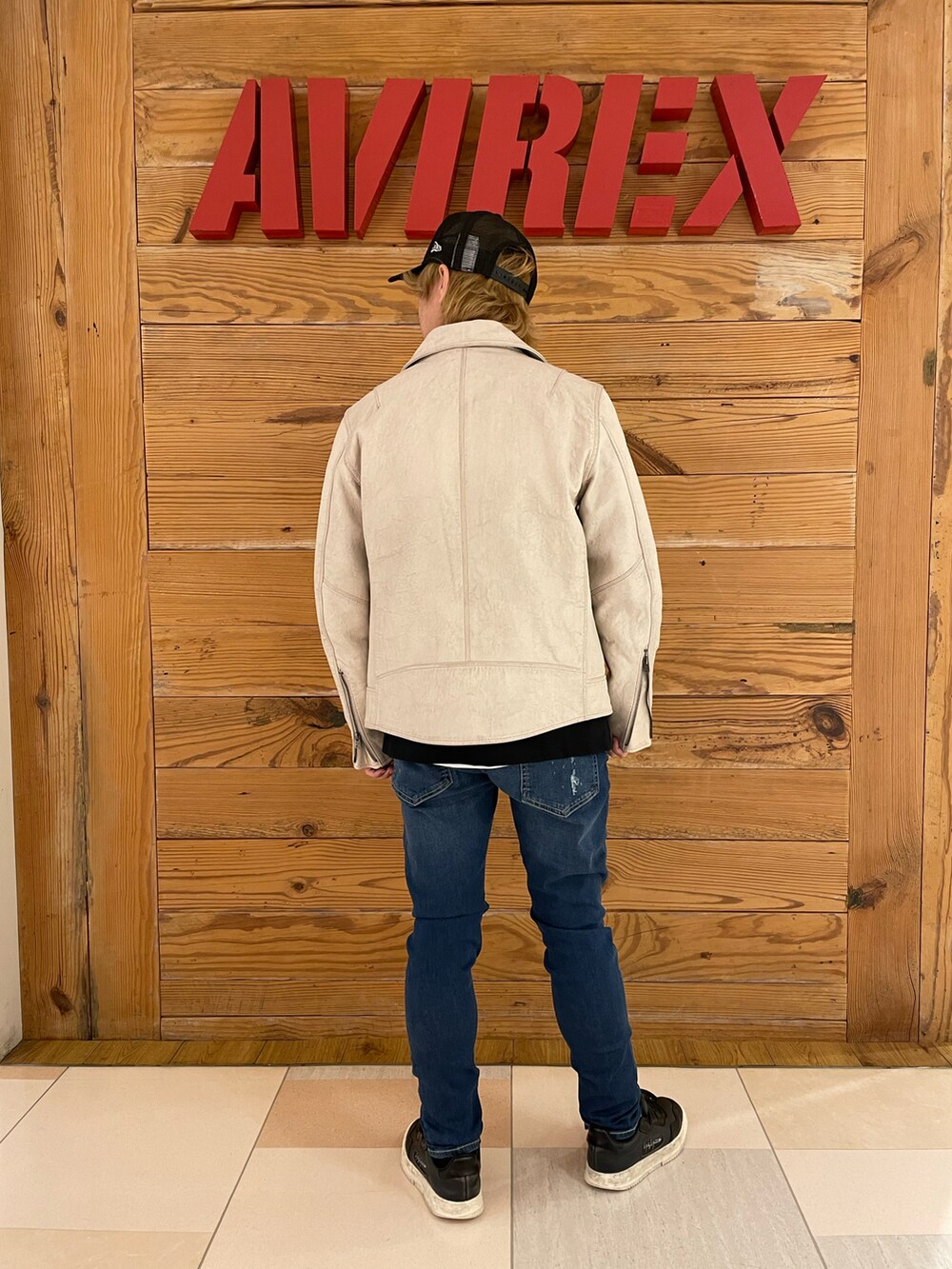 その他のライダースジャケット、ブルー系のデニムパンツ、ブラック系のTシャツ/カットソーを着用したメンズの夏コーディネートの3枚目の写真