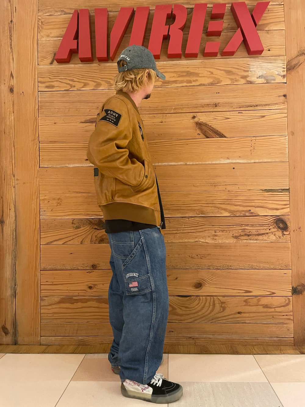 イエロー系のMA-1、その他のデニムパンツ、ブラック系のTシャツ/カットソーを着用したメンズの秋コーディネートの4枚目の写真