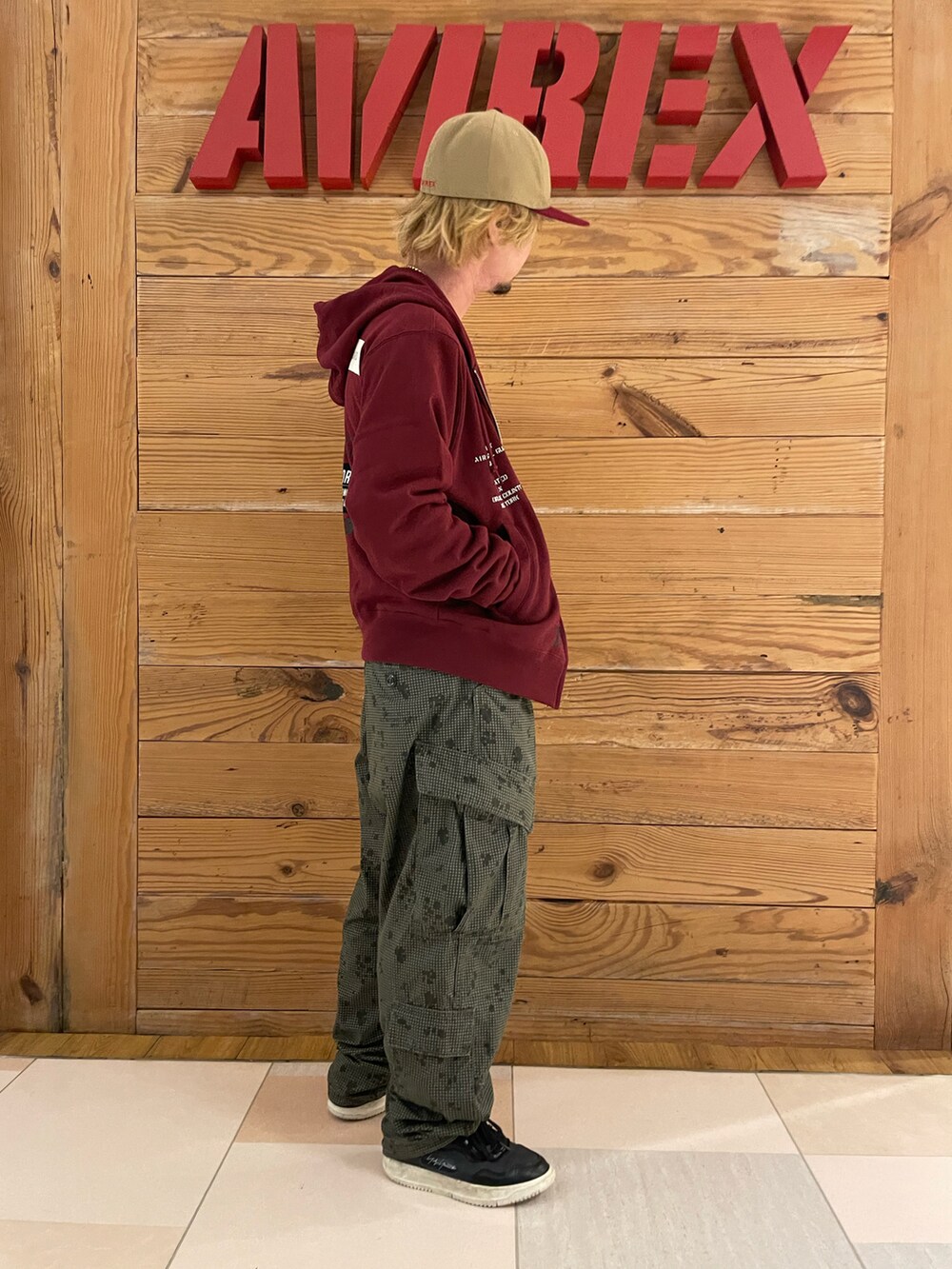 レッド系のパーカー、ホワイト系のTシャツ/カットソー、その他のカーゴパンツを着用したメンズの夏コーディネートの4枚目の写真