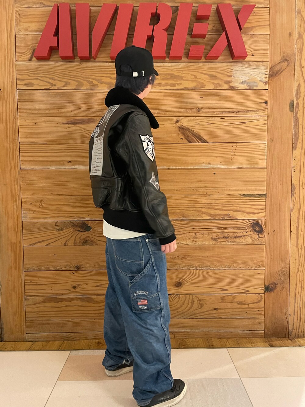 その他のデニムパンツ、ホワイト系のTシャツ/カットソー、ブラック系のミリタリージャケットを着用したメンズの秋コーディネートの4枚目の写真