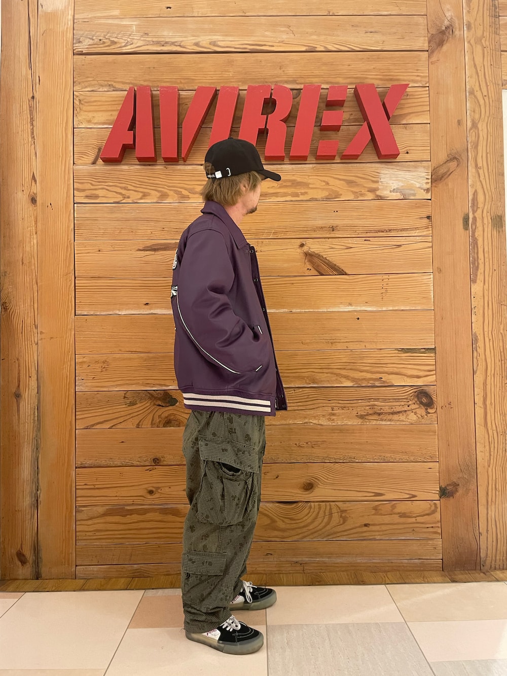 「スタジャン、キャップ、AVIREX、カーゴパンツ、革ジャン、パープル、AVIREXBelle、AVIREX町田店、ファッションの力を信じよう、AVIREX町田」｜「AVIREXのAIR NATIONALＮ GUARD CAP / エアナショナルガード キャップ / AVIREX / アヴィレックス（キャップ、ブラック系）」を使った、TOMさん（メンズ・161cm）の冬コーディネートの3枚目の写真